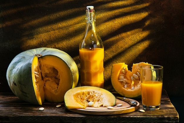 Foto bebida de calabaza recién hecha. bodegón otoñal.