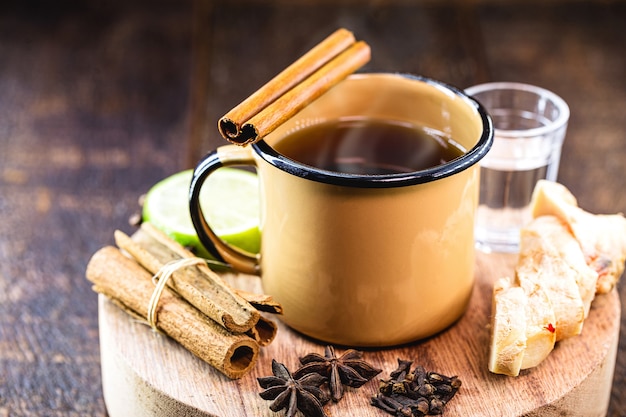 Bebida caliente de brasil, llamada "quentão", hecha con limón, jengibre, canela en rama, anís o clavo.