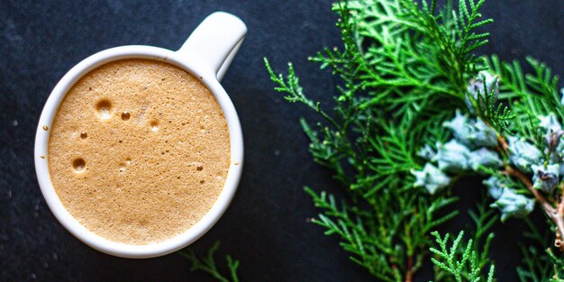 bebida caliente de café en la taza blanca ramas de abeto