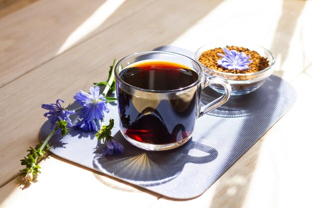 Bebida caliente sin cafeína de achicoria natural en una taza transparente