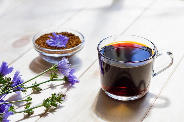 Bebida caliente sin cafeína de achicoria natural en una taza transparente