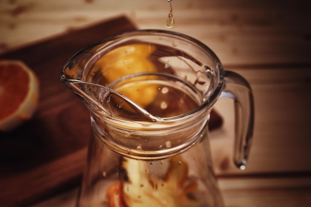 Bebida caliente cítrica hecha a mano con naranjas y limones.