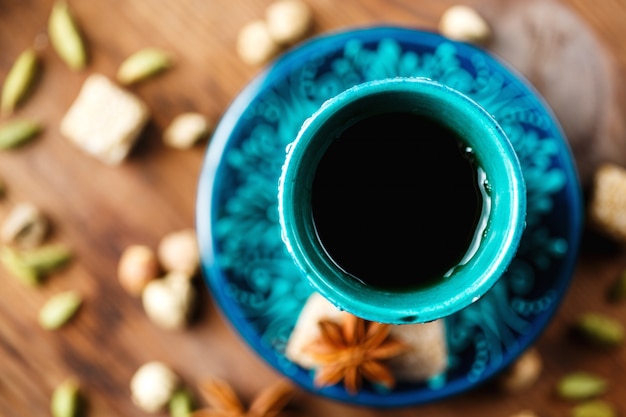 Bebida caliente con especias en auténtica taza.