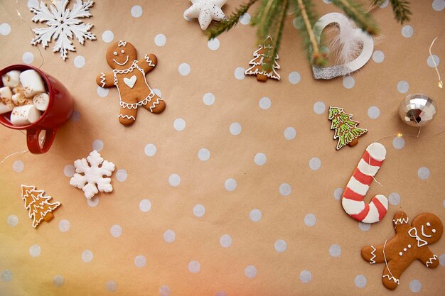 Bebida caliente de galletas caseras de Navidad con adornos navideños festivos de malvavisco