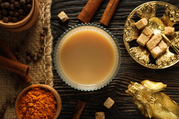 Bebida caliente india tradicional con leche y especias Té Masala