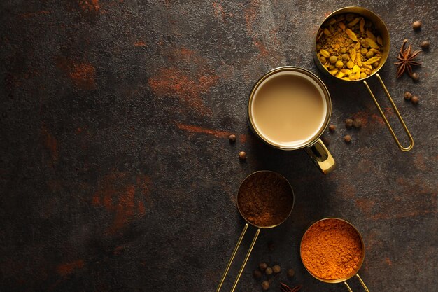 Bebida caliente india tradicional con leche y especias Té Masala