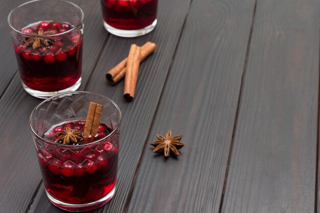 Bebida caliente de invierno con arándanos y especias.