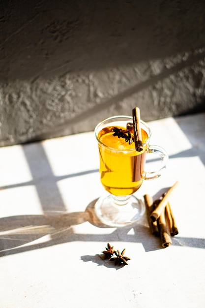 Bebida caliente de invierno con canela y limón en un día soleado