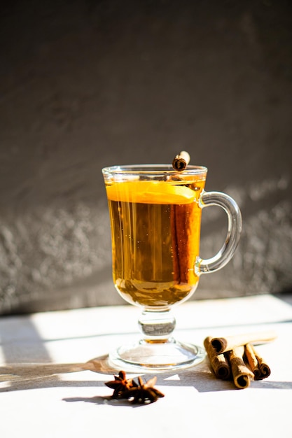 Bebida caliente de invierno con canela y limón en un día soleado