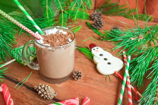 Bebida caliente de invierno Copie el fondo del espacio Cocinar bebida navideña Cacao decoración navideña