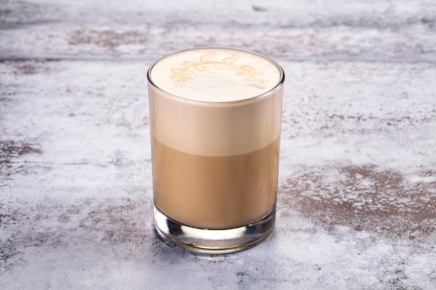 Bebida caliente con leche en el vaso