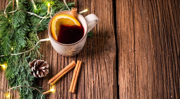 Bebida caliente en la mesa de madera Navidad