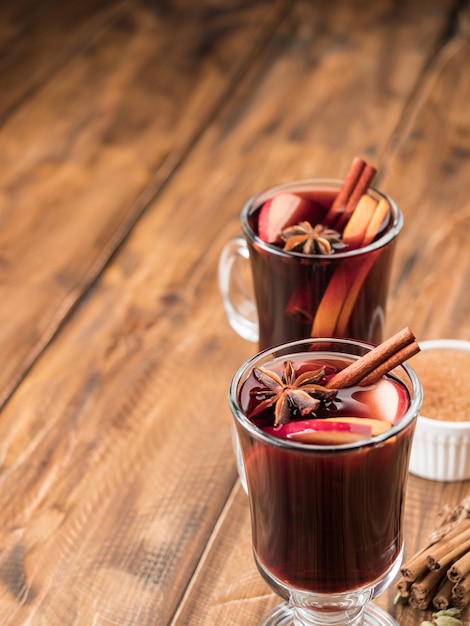 Bebida caliente de Navidad con vino caliente sobre la mesa. Copie el espacio.