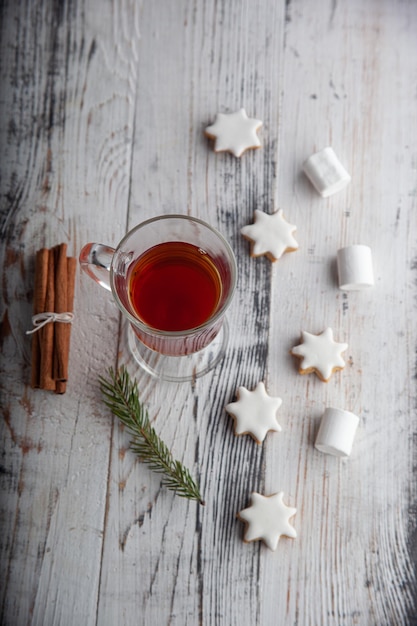 Bebida caliente navideña vino caliente canela anís estrellado y galletas navideñas de jengibre navideñas ...