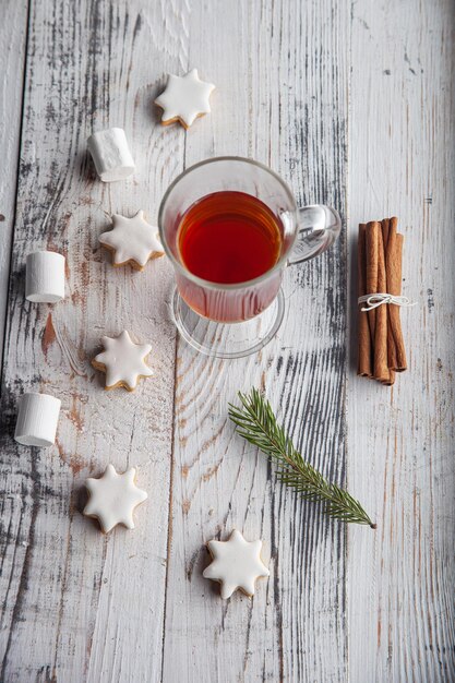 Bebida caliente navideña vino caliente canela anís estrellado y galletas navideñas de jengibre navideñas ...