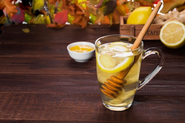 Bebida caliente de té caliente de otoño con jengibre, miel y limón en glas