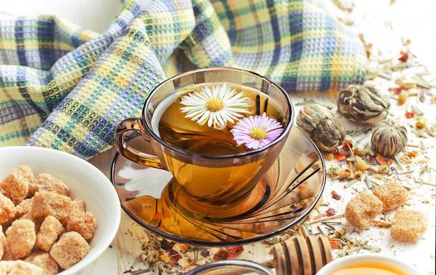Bebida caliente de té sobre fondo antiguo en composición sobre la mesa