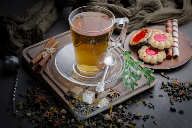 Bebida caliente de té sobre fondo antiguo en composición sobre la mesa