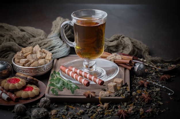 Bebida caliente de té sobre fondo antiguo en composición sobre la mesa