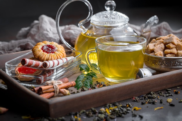 Bebida caliente de té sobre fondo antiguo en composición sobre la mesa