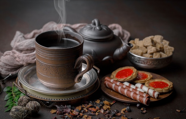 Bebida caliente de té sobre fondo antiguo en composición sobre la mesa
