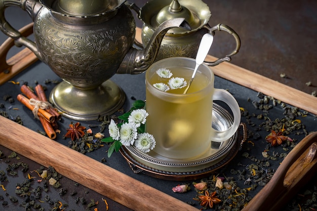 Bebida caliente de té sobre fondo antiguo en composición sobre la mesa