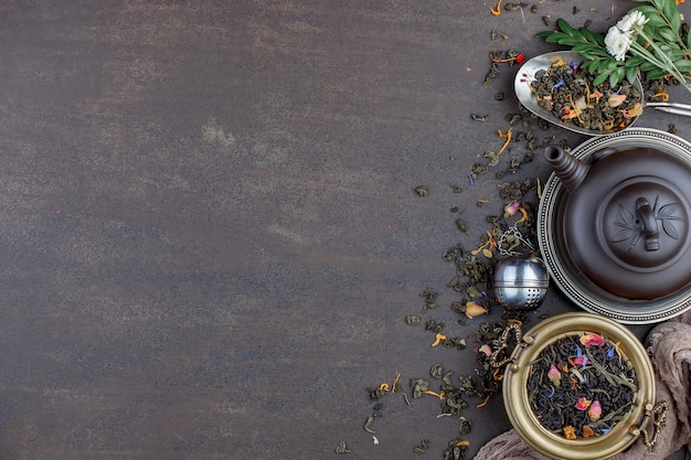 Bebida caliente de té sobre fondo antiguo en composición sobre la mesa