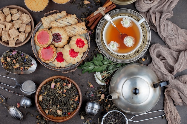 Bebida caliente de té sobre fondo antiguo en composición sobre la mesa