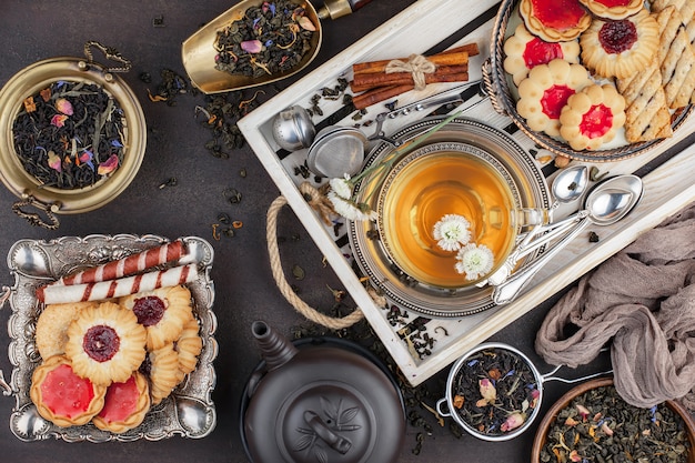 Bebida caliente de té sobre fondo antiguo en composición sobre la mesa