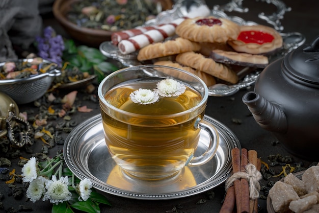 Bebida caliente de té sobre fondo antiguo en composición sobre la mesa