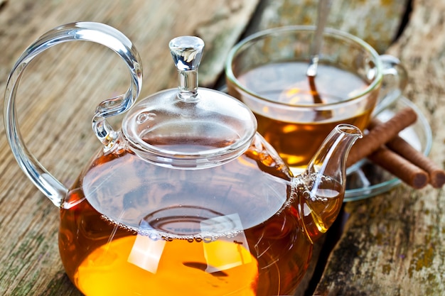 Bebida caliente de té sobre fondo antiguo en composición sobre la mesa