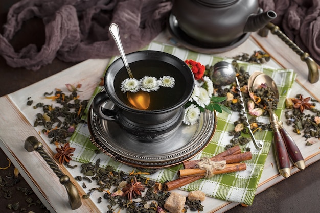 Bebida caliente de té sobre fondo antiguo en composición sobre la mesa