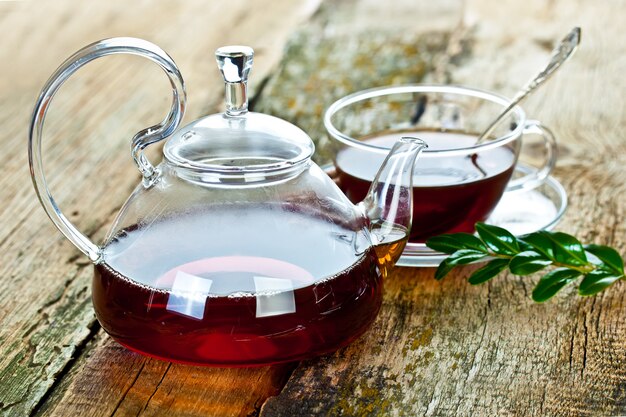 Bebida caliente de té sobre fondo antiguo sobre la mesa