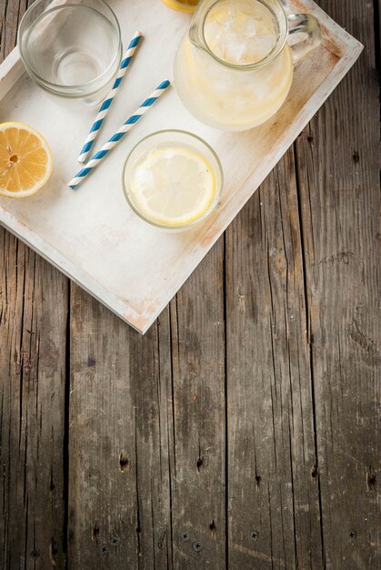 Bebida caseira azeda e doce clássica de limonada, bebida gelada de verão frio