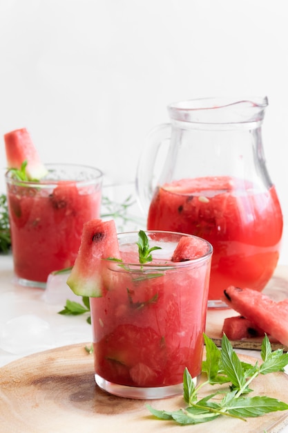 Bebida caseira de melancia, verão refrescante batido com frutas frescas