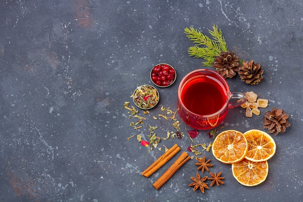 Bebida caseira de natal picante quente. vinho quente, ponche de amora ou sangria com cranberries e laranja para a festa de natal. férias de inverno, ano novo conceito. feche acima, copie o espaço para texto