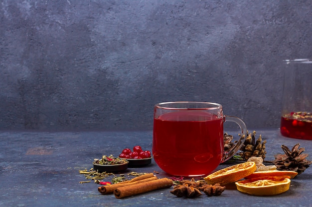 Bebida caseira de natal picante quente. vinho quente, ponche de amora ou sangria com cranberries e laranja para a festa de natal. férias de inverno, ano novo conceito. feche acima, copie o espaço para texto