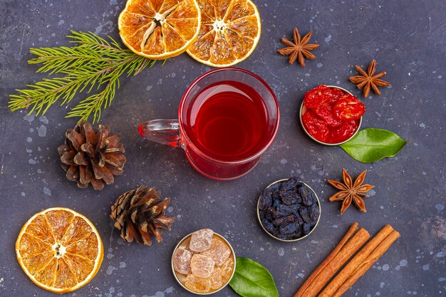 Bebida caseira de Natal picante quente. Vinho quente, ponche de cranberry ou sangria com cranberries e laranja para banquete em estilo oriental. Conceito de férias de inverno. Close-up, cópia espaço para texto, plana leigos