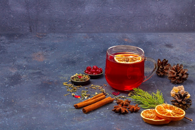 Bebida casera picante caliente de Navidad. Vino caliente, ponche de arándano o sangría con arándanos y naranja para la fiesta de Navidad. Vacaciones de invierno, año nuevo concepto. Cerrar, copiar espacio para texto