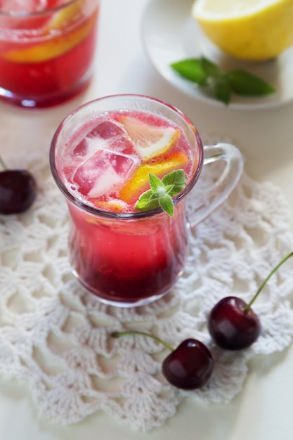 Bebida de cereza con hielo y limón