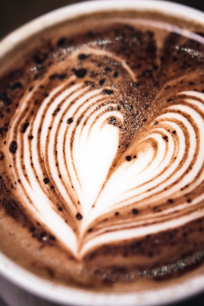 Bebida de chocolate caliente con arte de latte en forma de corazón