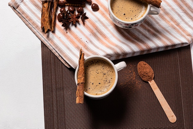 Bebida de chocolate caliente con canela para el desayuno