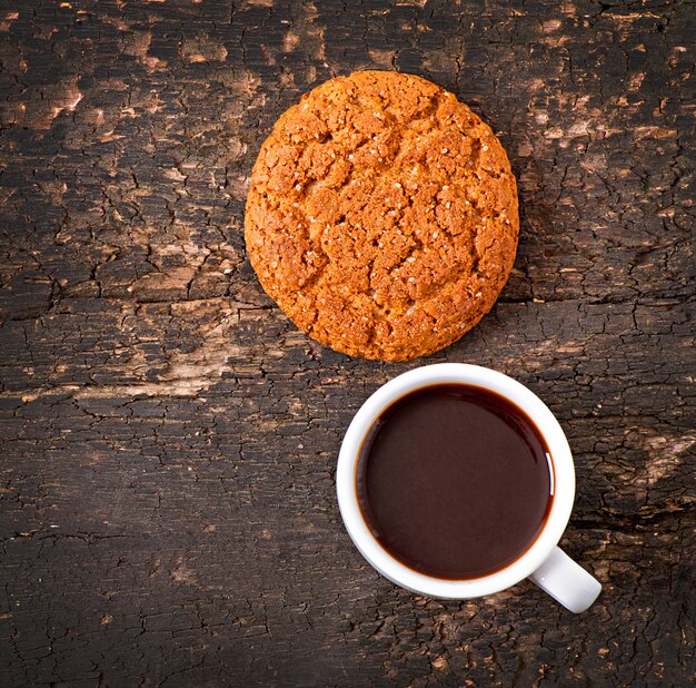 Bebida de chocolate caliente y galleta