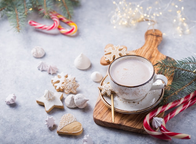 Bebida de chocolate caliente con galletas de jengibre