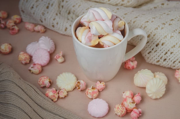 Bebida de chocolate caliente con malvaviscos y palomitas de maíz.