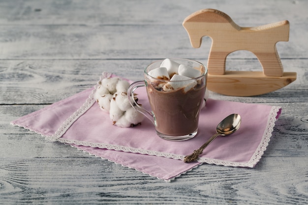 Bebida de chocolate caliente con malvaviscos