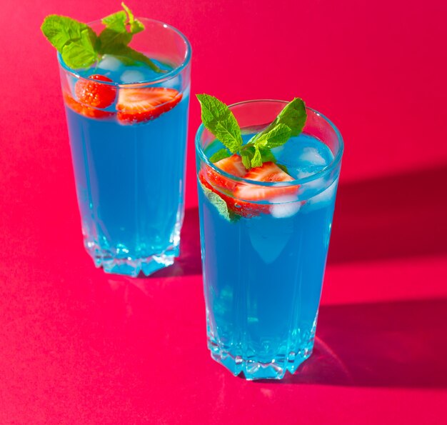 bebida cocktail lagoa azul com morangos e folhas de hortelã