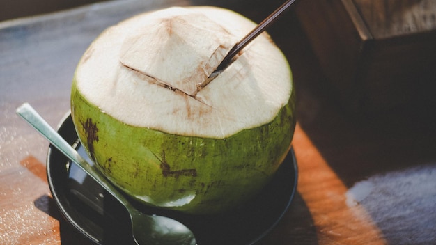 Foto una bebida de coco verde de playa asiática