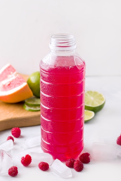 Foto bebida de colágeno con sabor a frambuesa en una botella