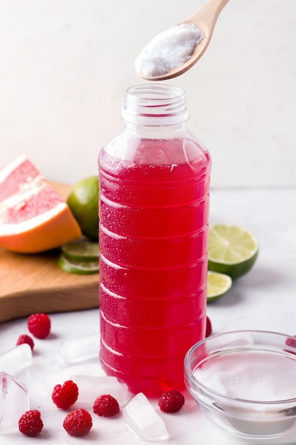 Bebida de colágeno con sabor a frambuesa en una botella